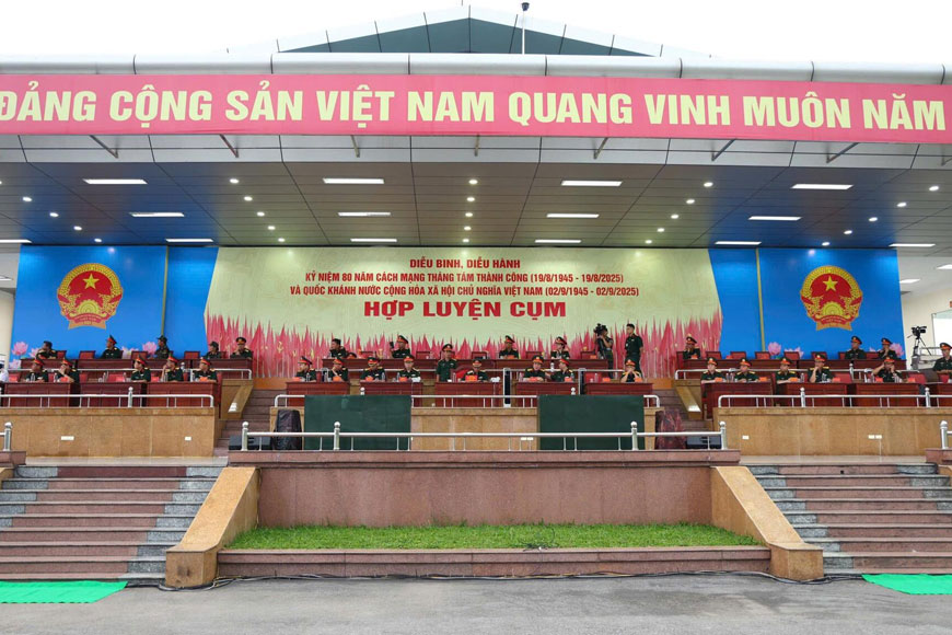 Lần đầu tiên, tại Trung tâm Huấn luyện Quân sự Quốc gia 4 (TB4), Đại học Quốc gia Hà Nội và Làng Văn hóa – Du lịch các dân tộc Việt Nam, hơn 7.400 cán bộ, chiến sĩ thuộc các lực lượng vũ trang Nhân dân cùng tham gia hợp luyện tổng thể. Ảnh: Sưu tầm