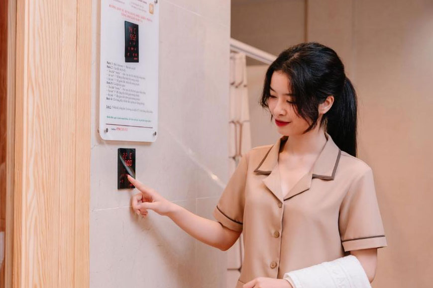 Cử chỉ phục vụ nhiệt tình. Ảnh: Sưu tầm 