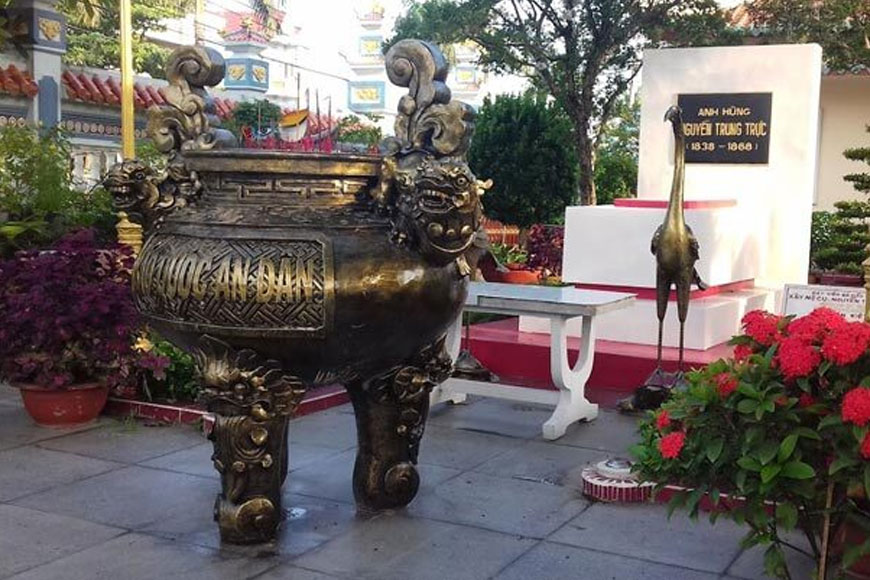 Khu vực thờ tự đền thần Nguyễn Trung Trực. Ảnh: Sưu tầm