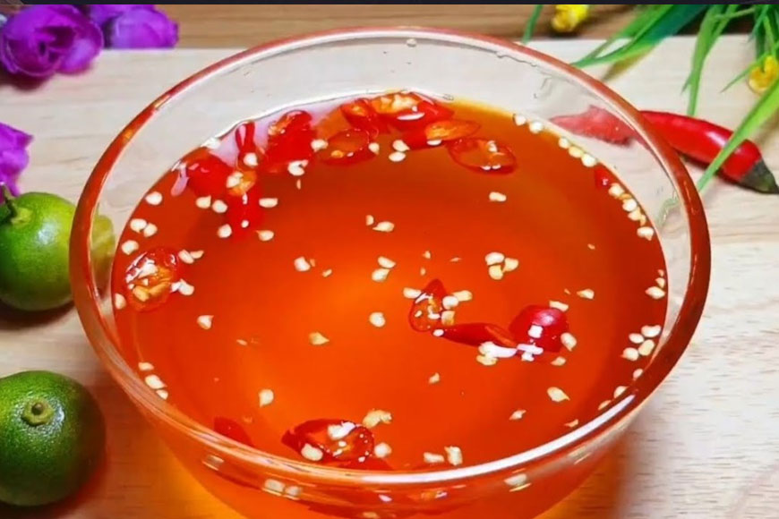 Thưởng thức nước mắm tỏi ớt Phú Quốc. Ảnh: Sưu tầm 