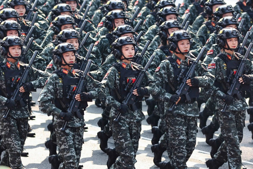 Những ngày này, cả Hà Nội như khoác lên mình tấm áo mớ đầy màu sắc và âm thanh tập luyện của các khối diễu binh A80 trở nên rền vang hơn bao giờ hết. Ảnh: Sưu tầm