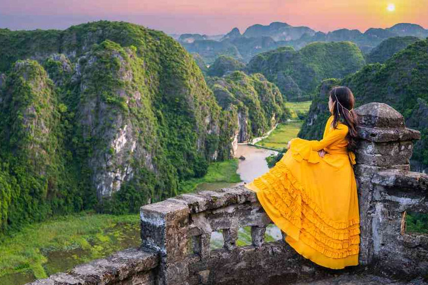 Hang Múa là địa điểm tham quan gần đền thờ. Ảnh: Sưu tầm 