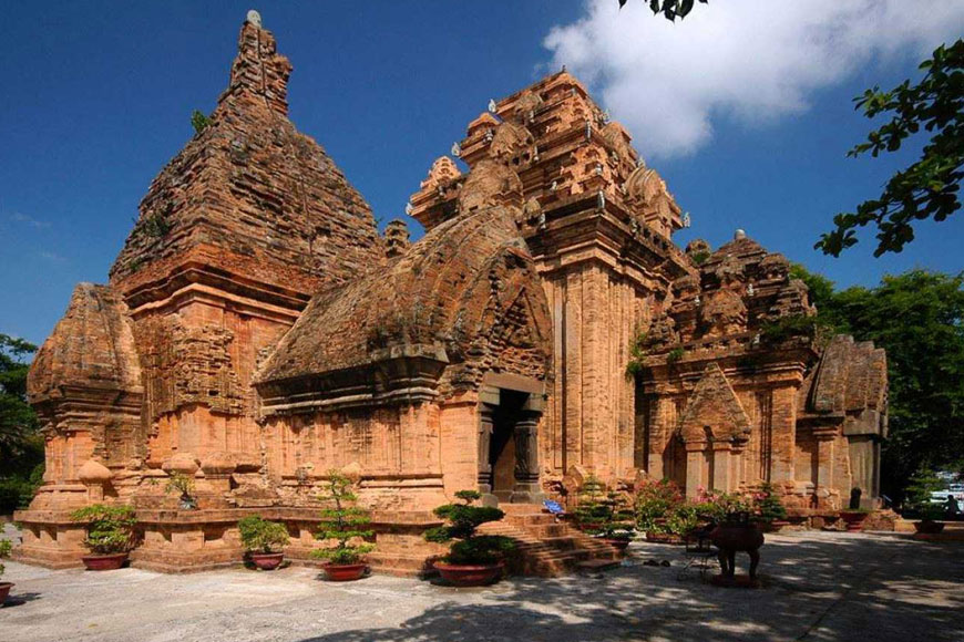 Tháp Bà Ponagar. Ảnh: Sưu tầm 