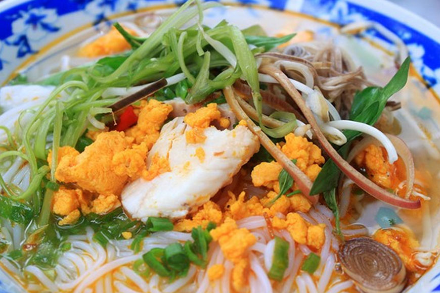 Sợi bún kết hợp với các nguyên liệu khác tạo nên món đặc sản tươi ngon. Ảnh: Sưu tầm 