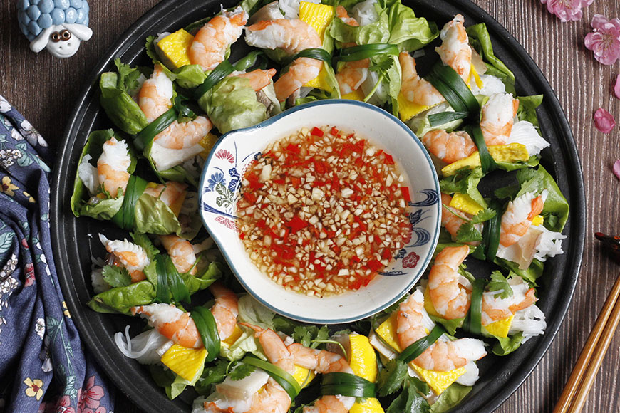 Cuốn tôm hành - Đặc sản Ninh Bình ngon nhất khi cuốn cùng tôm đồng, tuy nhiên nhiều nơi Ninh Bình hiện đã sử dụng cả tôm nõn to để cuốn. Ảnh:Sưu tầm