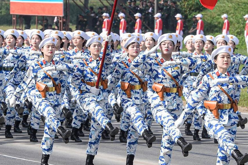 Nắm vững bí kíp chinh phục đường phố Hà Nội và các món ngon để có một mùa coi diễu binh A80 tuyệt vời bạn nhé. Ảnh: Sưu tầm