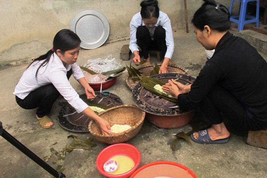 Người dân Vĩnh Phúc tập trung làm bánh nẳng. Ảnh: Sưu tầm