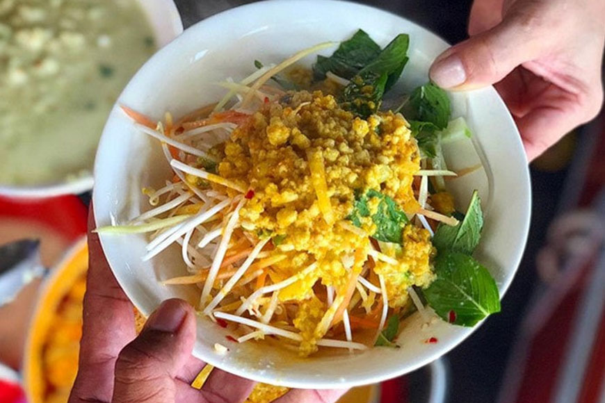 Trước khi phục vụ thực khách, món bún Kèn Hà Tiên sẽ được người nấu sơ chế và chế biến cẩn thận để đảm bảo độ tươi ngon. Ảnh: Sưu tầm 