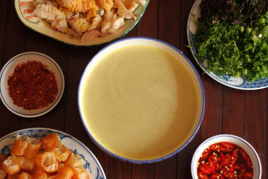Thưởng thức cháo cá đúng điệu. Ảnh: Sưu tầm 