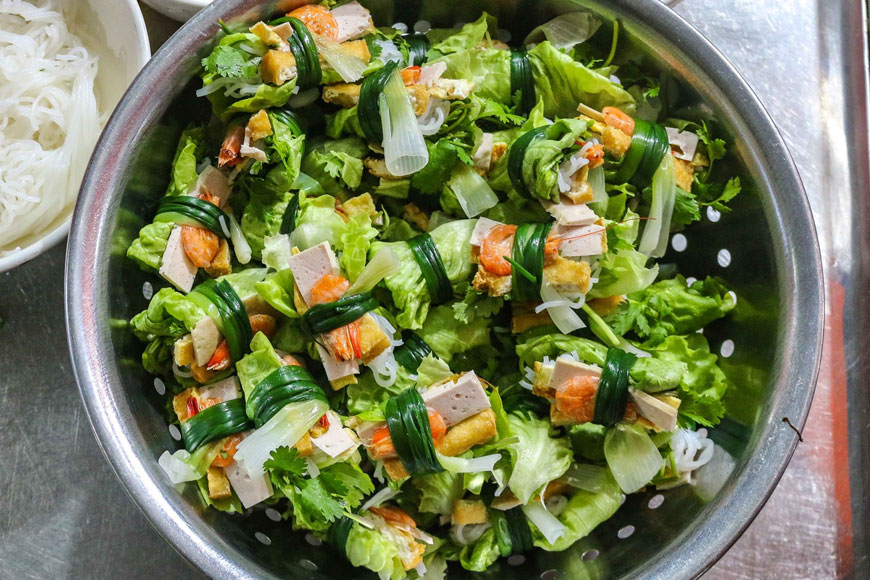 Hành dăm loại nhỏ được dùng trong món ăn này để tạo độ ngon. Ảnh: Sưu tầm