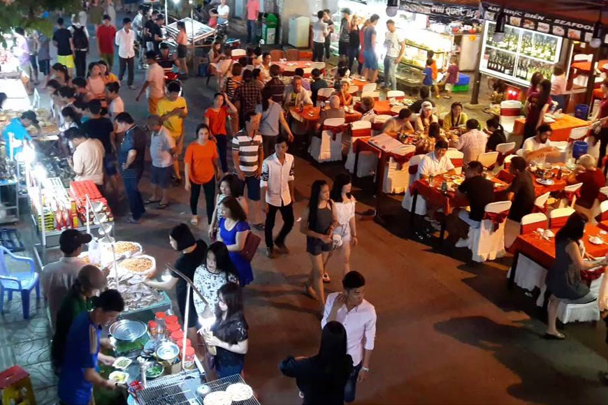 Không khí chợ đêm Dinh Cậu. Ảnh: Sưu tầm 