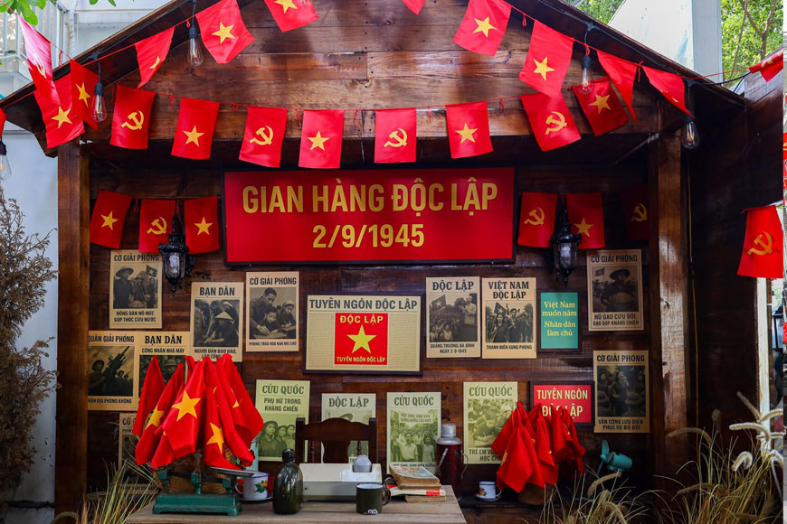 Hà Nội rực rỡ sắc cờ hoa. Ảnh: Sưu tầm