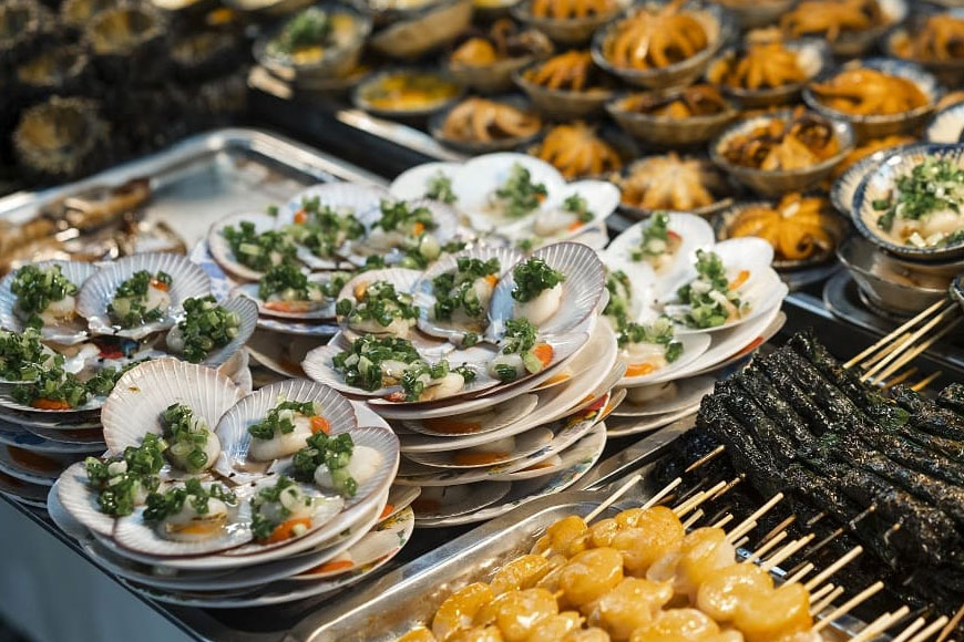Thưởng thức món ngon - đặc trưng ẩm thực Phú Quốc. Ảnh: Sưu tầm 