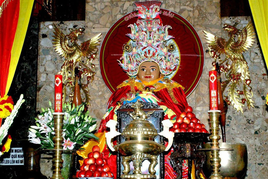 Mọi hoạt động trong lễ hội diễn ra trong không khí trang trọng nhằm gửi tới Bà Chúa Kho những mong cầu cho tiền tài, sự nghiệp, buôn bán. Ảnh: Sưu tầm 