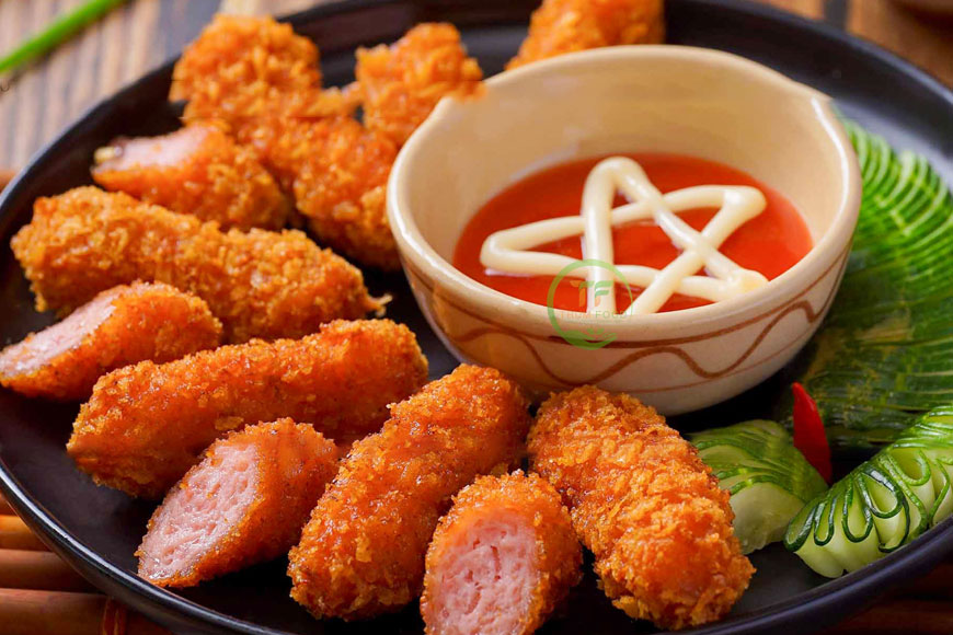 Thưởng thức nem chua rán thơm ngon. Ảnh: Sưu tầm