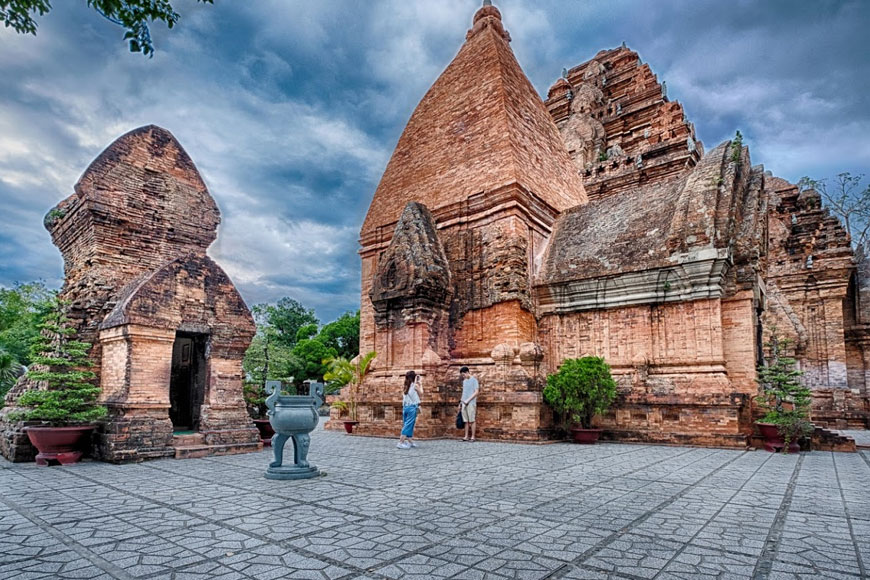 Quá trình xây dựng Tháp Bà không phải ai cũng biết. Ảnh: Sưu tầm 