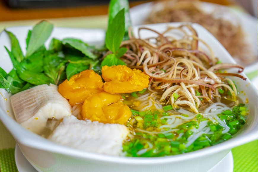 Cách thưởng thức bún cá Kiên Giang. Ảnh: Sưu tầm 