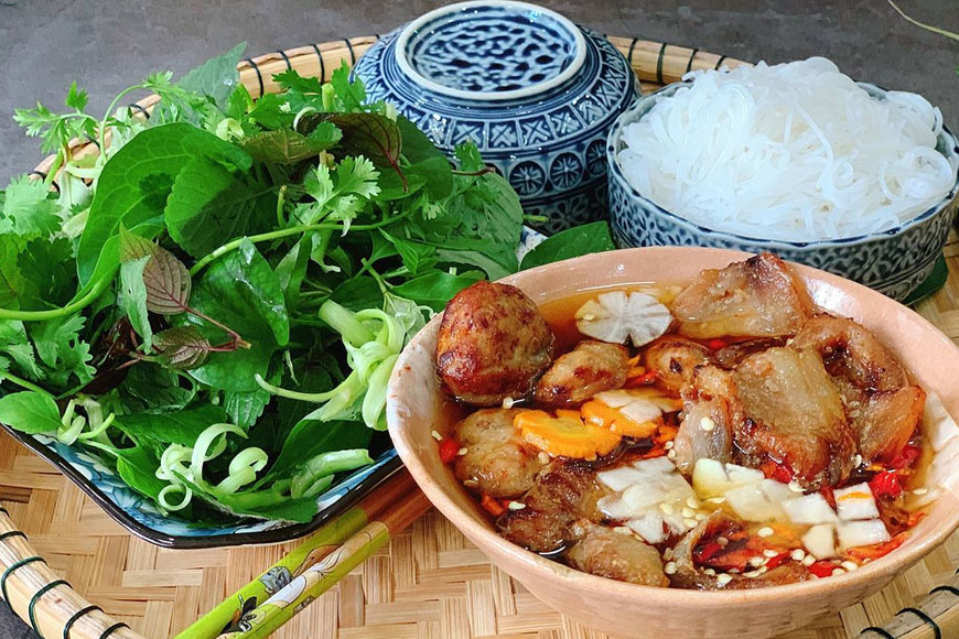 Món bún chả lẫn (chả miếng và thịt lợn băm) Hàng Quạt trở nên quen thuộc với thực khách hơn bao giờ hết. Ảnh: Sưu tầm