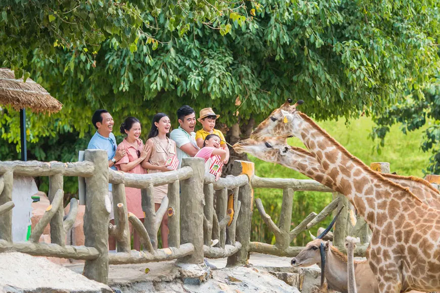 Tham quan vườn thú. Ảnh: Sưu tầm 