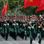 Bạn có thể lựa chọn vị trí phù hợp quanh tuyến số 1 để xem đoàn diễu binh đi qua. Ảnh: Sưu tầm 