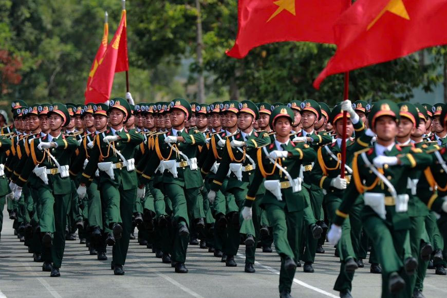 Bạn có thể lựa chọn vị trí phù hợp quanh tuyến số 1 để xem đoàn diễu binh đi qua. Ảnh: Sưu tầm 