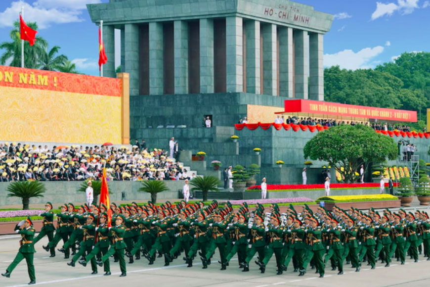 Tất cả đều hướng về Hà Nội, nơi Quảng trường Ba Đình ngập nắng như ngày 2/9 của 80 năm về trước. Ảnh: Sưu tầm