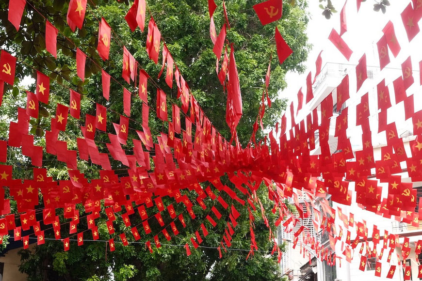Vừa mua sắm tranh dân gian Hàng Trống, vừa ngắm nhìn 1 Hà Nội thật đẹp. Ảnh: Sưu tầm 