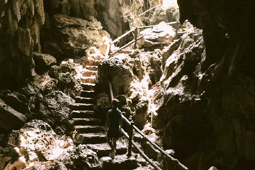 Khám phá núi Đá Dựng. Ảnh: sưu tầm