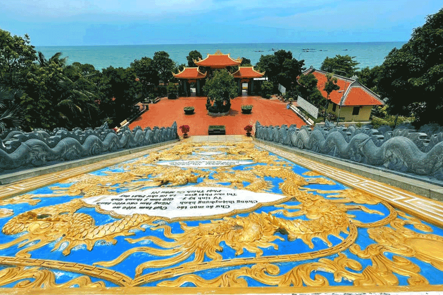 Ngắm nhìn biển khơi bình lặng từ chùa Hộ Quốc. Ảnh: sưu tầm