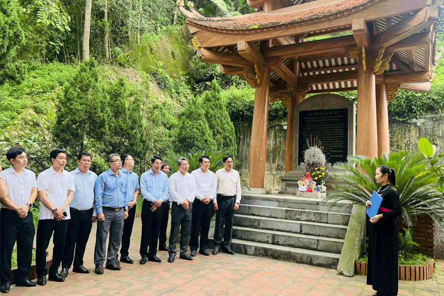 Lắng nghe những câu chuyện lịch sử. Ảnh: sưu tầm