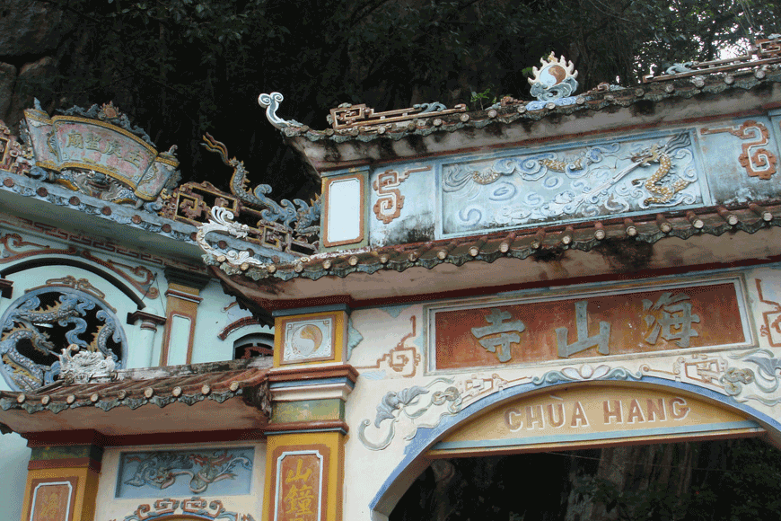 Ghé thăm chùa Hang Kiên Giang. Ảnh: sưu tầm