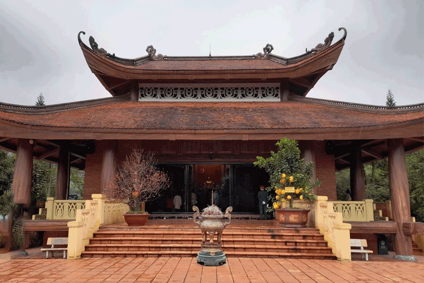 Viếng thăm những anh hùng đã anh dũng hi sinh. Ảnh: sưu tầm