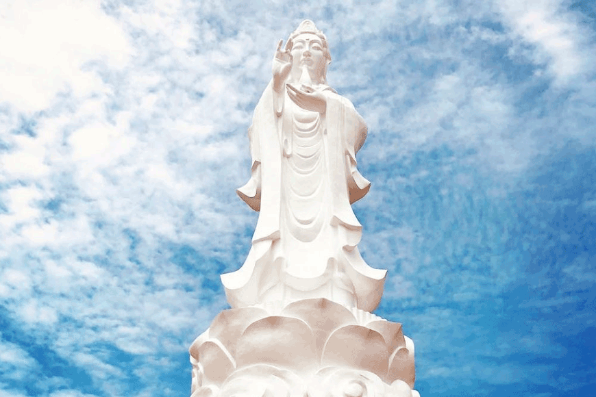 Đài Quan âm Bồ Tát uy nghiêm. Ảnh: sưu tầm