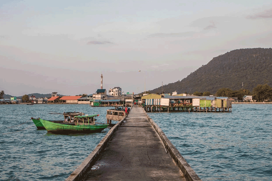 Ghé thăm làng chài Hàm Ninh. Ảnh: sưu tầm