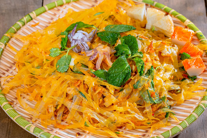 Bánh tráng trộn cùng với nhiều loại “topping”. Ảnh: Sưu tầm