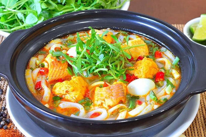Chọn hàng quán đảm bảo vệ sinh để bạn có trọn vẹn trải nghiệm ẩm thực tại chợ Quảng Ngãi (Kon Tum xưa) hoàn hảo nhất. Ảnh: Sưu tầm 
