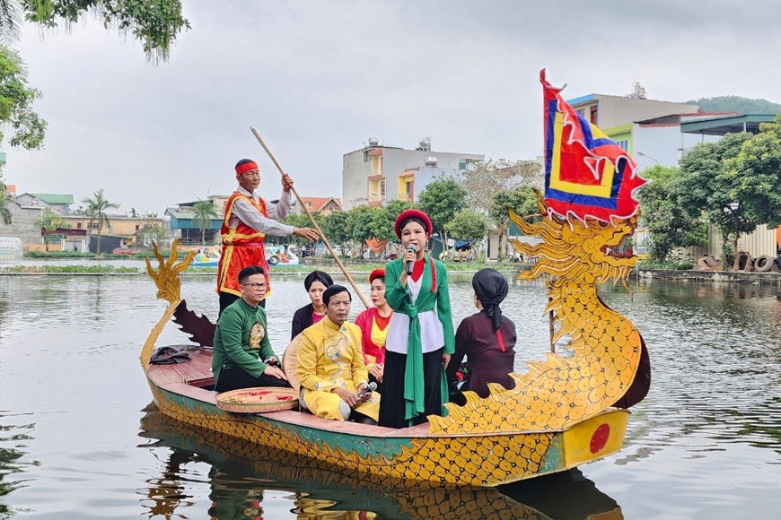 Thưởng thức làn điệu quan họ Bắc Ninh. Ảnh: Sưu tầm