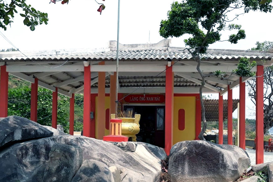 Tham quan Dinh ông Nam Hải. Ảnh: Sưu tầm