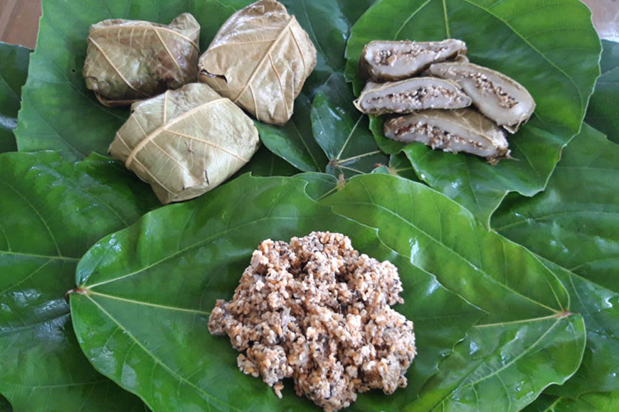 Món ăn trở nên hoàn hảo hơn khi người dân địa phương kết hợp với bột gạo nếp. Ảnh: Sưu tầm