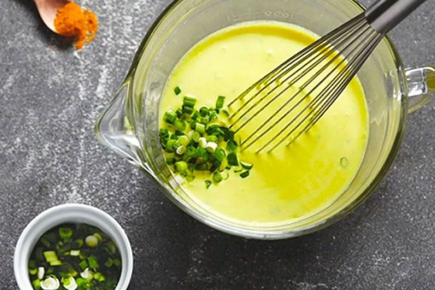 Pha bột bánh xèo ốc gạo. Ảnh: Sưu tầm 