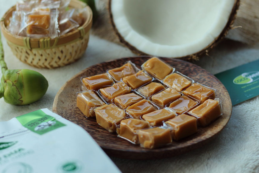 Thưởng thức trực tiếp kẹo dừa mang đến cho bạn những trải nghiệm thú vị. Ảnh: Sưu tầm