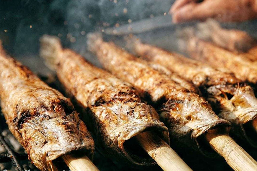 Đến Bến Tre thưởng thức cá lóc nướng trui. Ảnh: Sưu tầm 