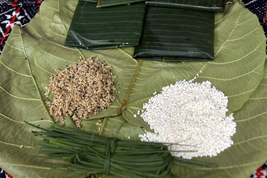 Sơ chế trứng kiến cũng như các nguyên liệu làm bánh. Ảnh: Sưu tầm