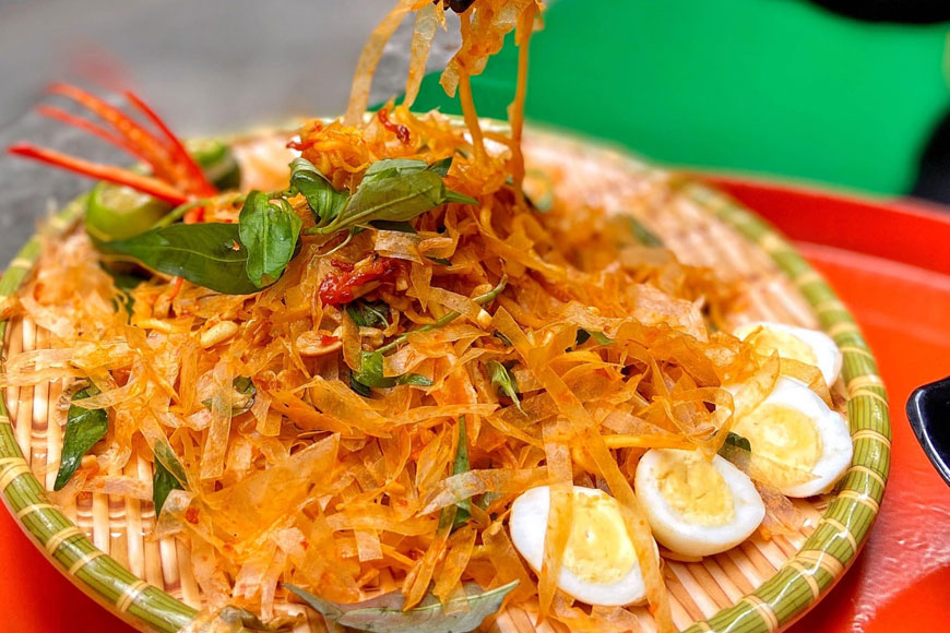 Cách ăn bánh tráng đúng. Ảnh: Sưu tầm