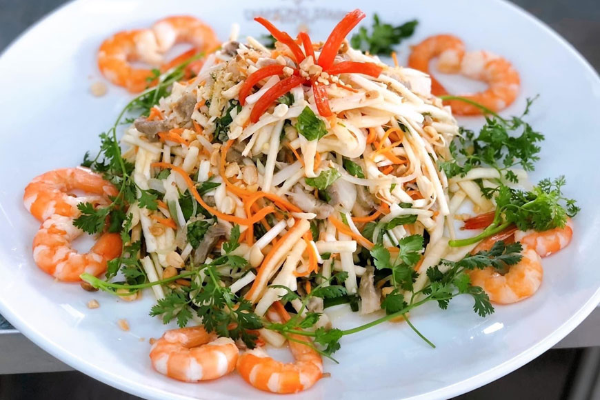 Luộc tôm thịt đúng cách sẽ giúp món gỏi củ hũ dừa thơm ngon hơn. Ảnh: Sưu tầm