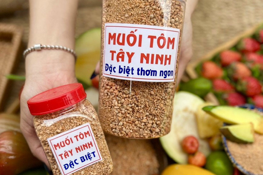 Hình ảnh hũ muối tôm Tây Ninh bên cạnh những đĩa hoa quả thơm ngon đã trở thành điểm đặc trưng không thể thiếu. Ảnh: Sưu tầm