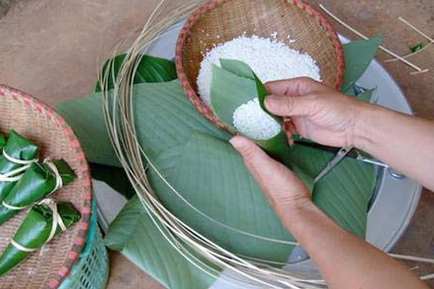 Quá trình chế biến bánh Cóoc Mò. Ảnh: Sưu tầm