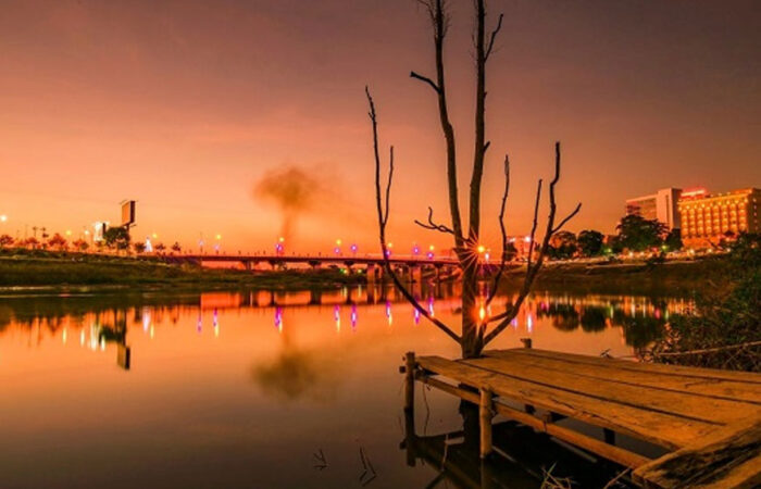 Trải nghiệm uống cà phê ngắm vẻ đẹp thơ mộng của dòng sông Đăk Bla tuyệt vời thì còn gì bằng. Ảnh: Sưu tầm 