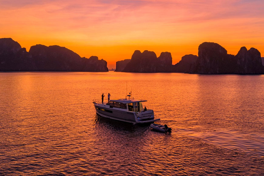 Lịch trình khám phá Hạ Long từ Hà Nội: Chinh phục vẻ đẹp vĩnh cửu của vịnh xanh