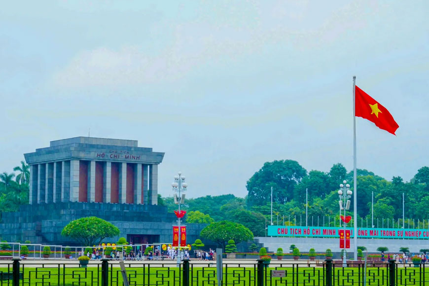 Hà Nội rợp sắc cờ: Dạo bước phố phường trước ngày hội non sông